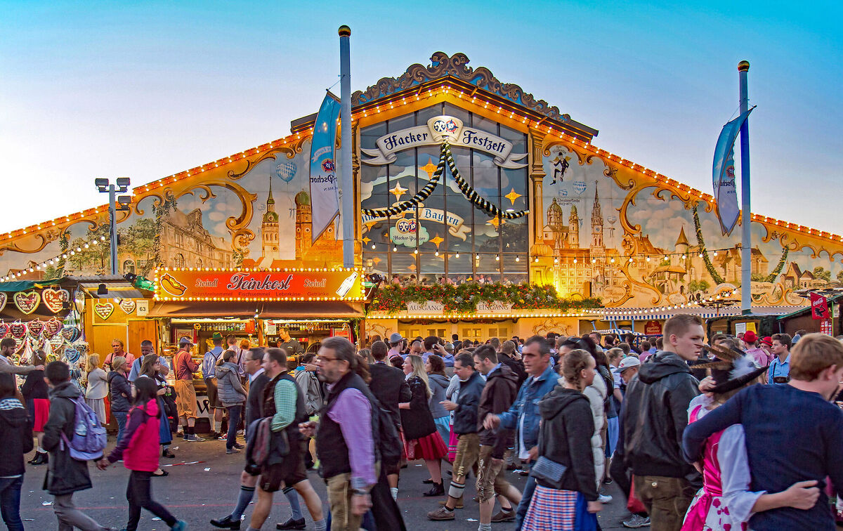 Oktoberfest-Highlight: Das Hacker-Festzelt – Himmel der Bayern mit legendärem Kehraus 🌟🍻