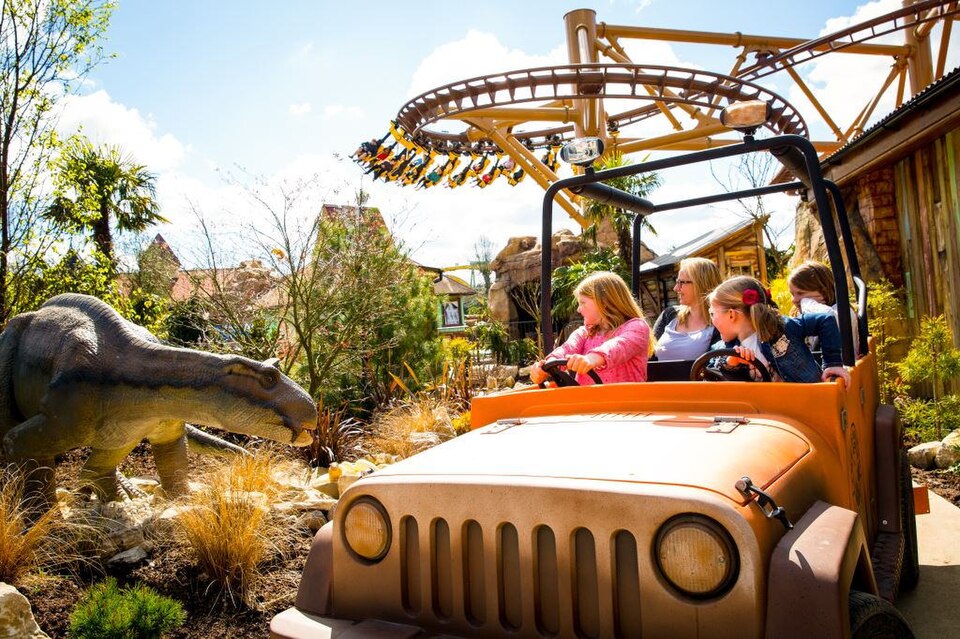 Paultons Park plant Ferienresort mit Baumhäusern und Unterkünften am See