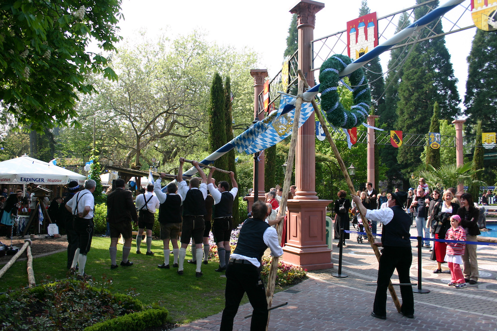 Traditionelles Maibaumstellen im Europa-Park
