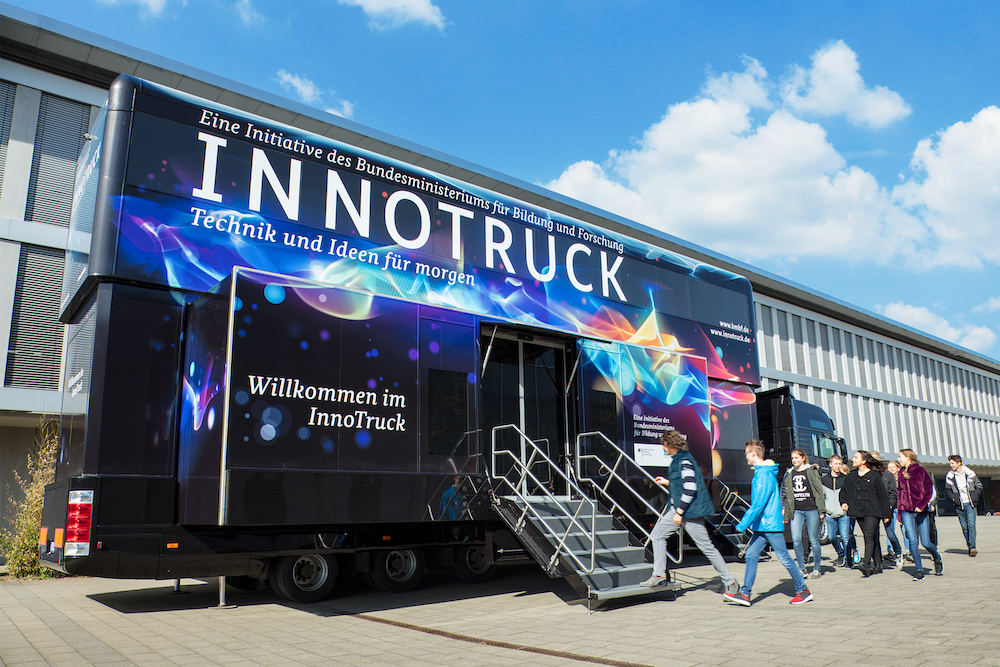 InnoTruck des Bundesministeriums für Bildung und Forschung hält mit Erlebnisausstellung im Heide Park Resort