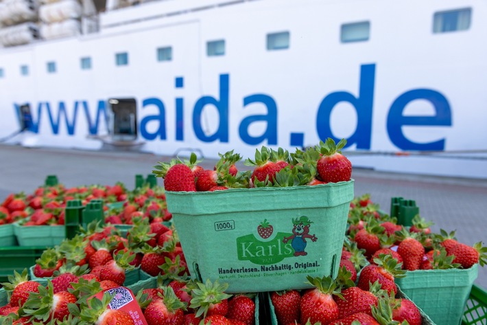 Kussmund trifft Erdbeere - AIDA Cruises und Karls starten süße Kooperation